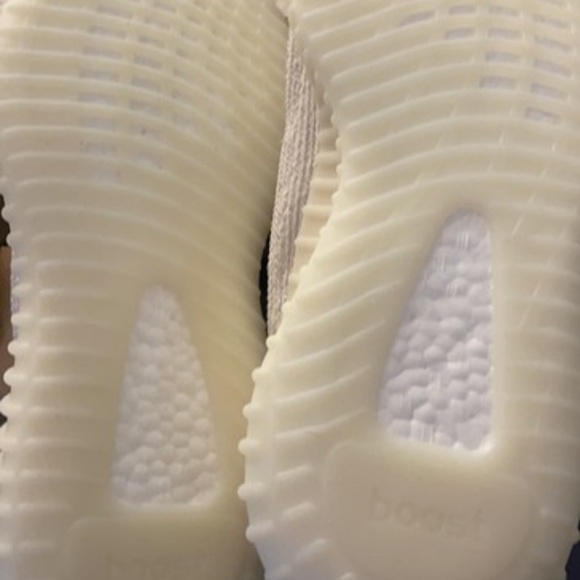 Yeezy sneakers - Picture 8 of 9